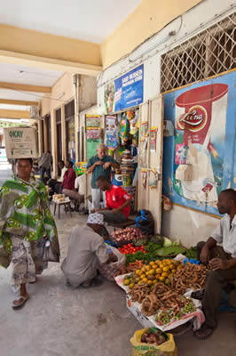 A street in Dar es Salaam (Lizzy Brooks, 2012)